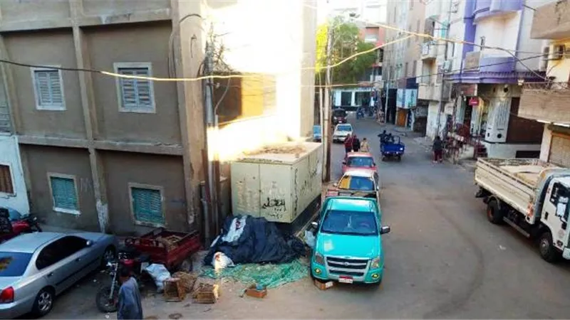 اشغالات الطريق عرض مستمر فى شارع التعمير بقنا.. بالصور