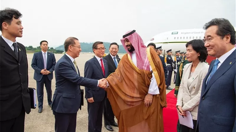 ولي العهد السعودي يصل إلى كوريا الجنوبية .. صور