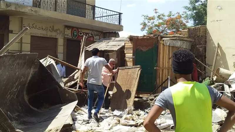 رئيس الجهاز: رفع المخلفات المتراكمة على محاور الطرق بمدينة 6 أكتوبر