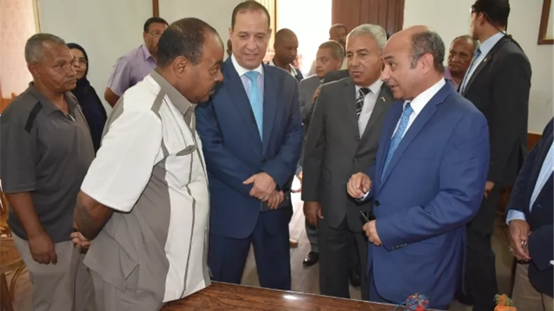 وزير شئون مجلس النواب ومحافظ أسوان يتفقدان لجان تلقى رغبات مستحقى تعويضات أهالى النوبة