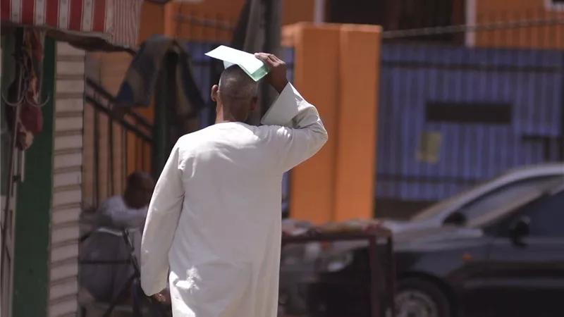 الشمس تطارد المواطنين وإرتفاع شديد فى موجة الحرارة بالأقصر