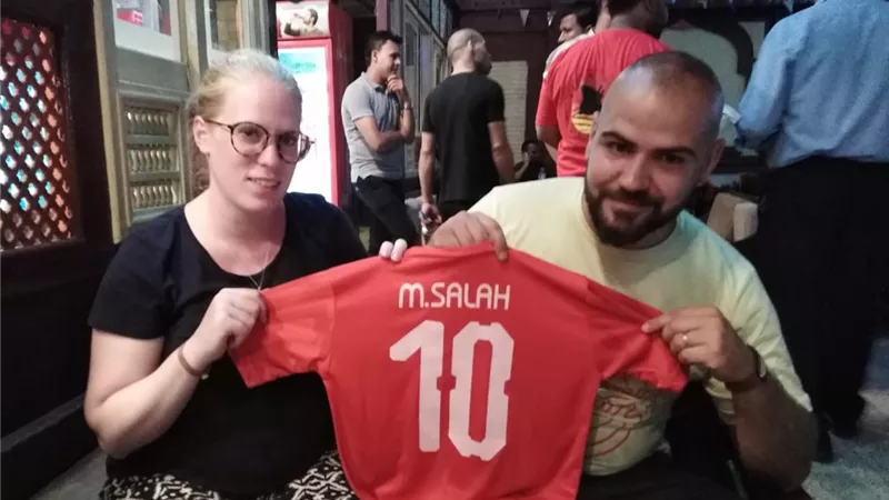 يوسف الألمانى من اصل مغربى وزوجته الألمانية يستعدان لتشجيع المنتخب فى الغردقة