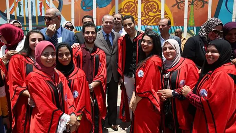 محافظ كفرالشيخ يكرم عميد كلية التربية النوعية والطلاب المشاركين في الجدارية