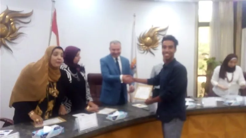 تكريم طلاب جامعة عين شمس لمشاركتهم في تجميل مناطق 