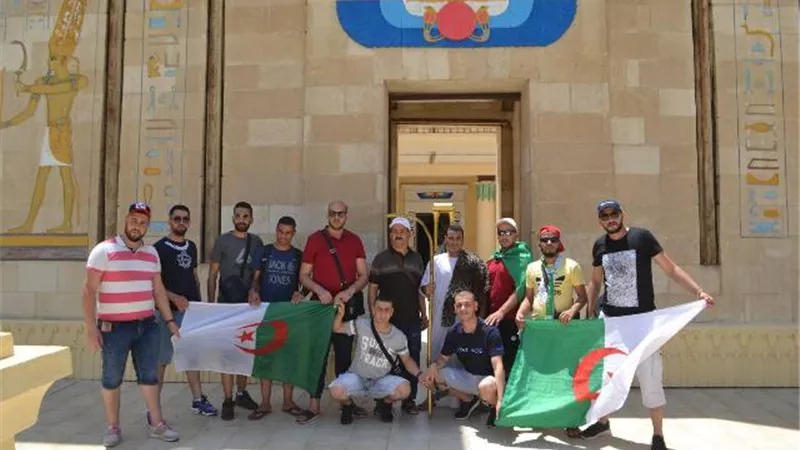 مشجعو منتخب الجزائر يشيدون بمعالم القرية الفرعونية
