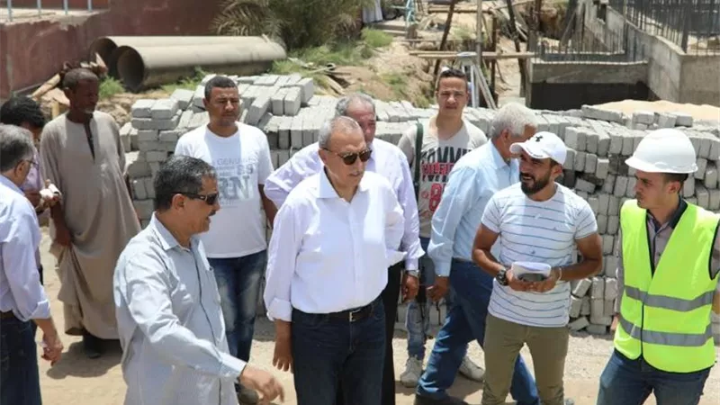 محافظ قنا يتفقد مشروعات مياه الشرب والصرف الصحي بدشنا وفرشوط