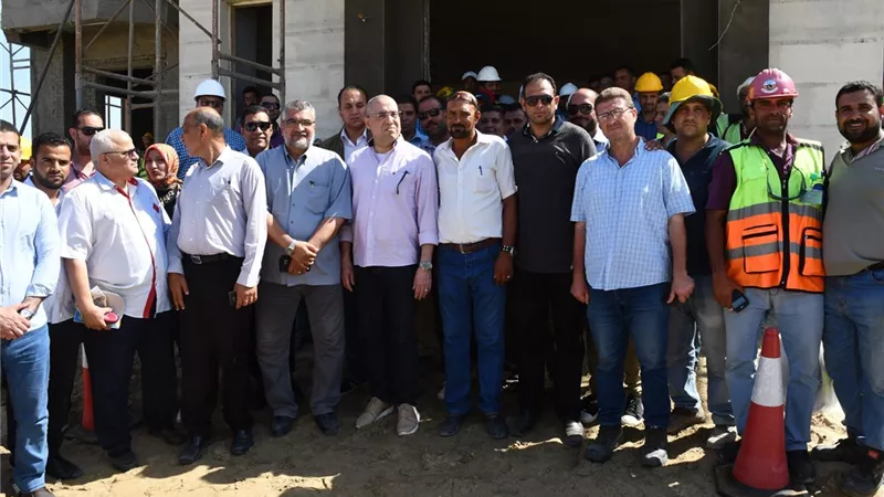 وزير الإسكان يتجول بالمشروعات المختلفة بمدينة المنصورة الجديدة