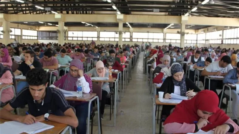 نائب رئيس جامعة أسيوط يتفقد سير امتحانات الفرقة الأولى طب على اللائحة الجديدة