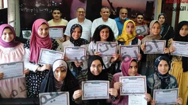 العلاقات العامة والاعلام بادارة بيلا التعليمية تكرم اوائل الشهادة الاعدادية