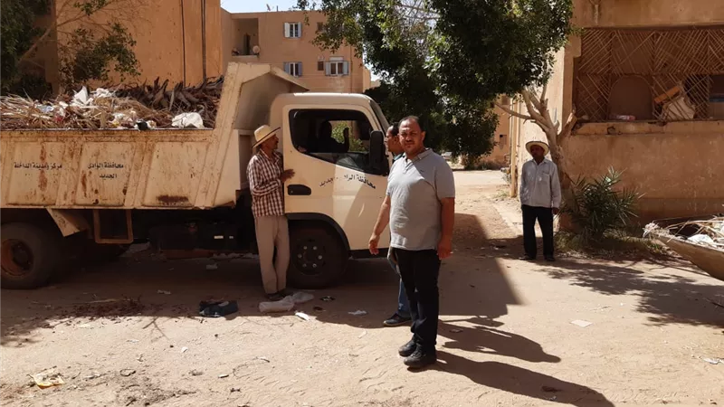كمال ابراهيم يقود حملة إزالة لجذور اشجار الجناين الوادى الجديد