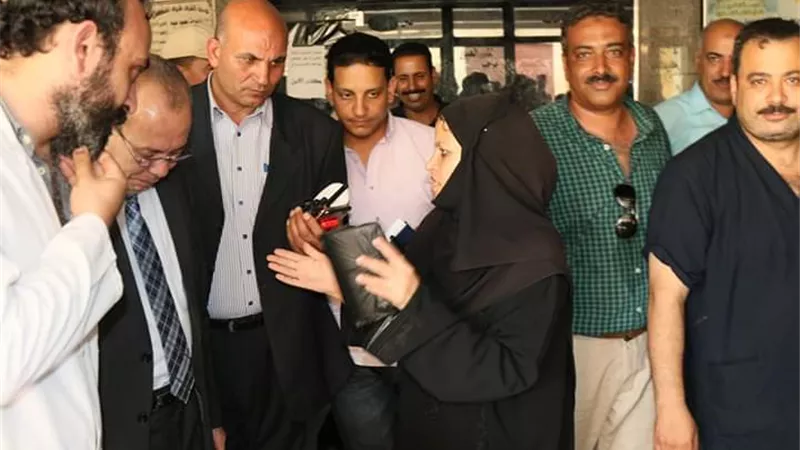 محافظ كفرالشيخ يستمع لطلبات عدد من المواطنين بمستشفي العبور للتأمين الصحي