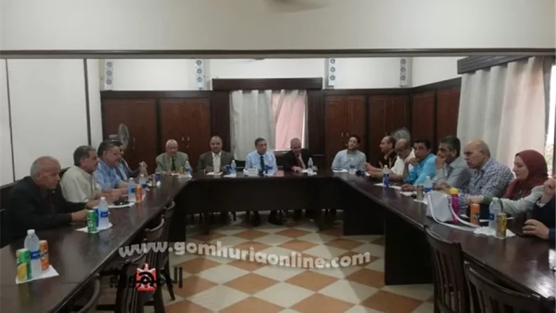 مجلس امناء الإسماعيلية يناقش صيانة المدارس وتكريم الاوائل ..صور