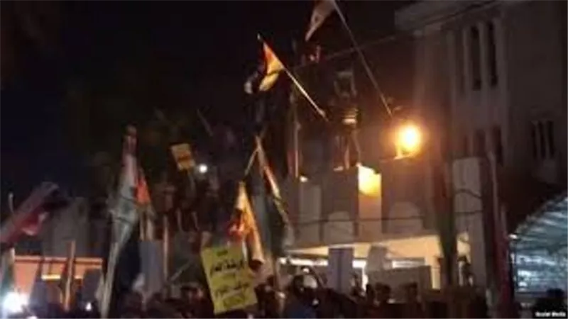 متظاهرون يقتحمون مقر السفارة البحرينية في بغداد