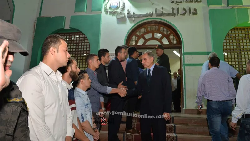 محافظ أسيوط يقدم العزاء لاسرة الشهيد البطل النقيب 