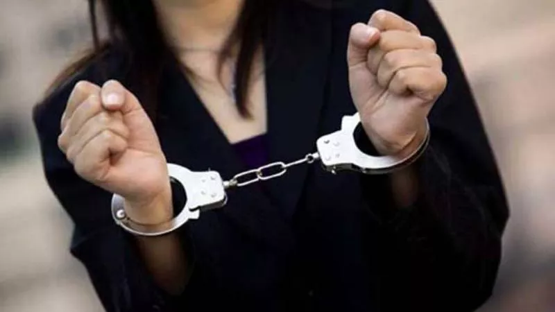 سائق يتهم زوجته وشقيقها بتحطيم سيارته الحكومية بسبب الخلافات العائلية بشبرا
