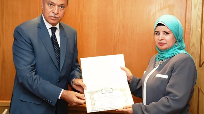 محافظ قنا يكرم العاملين المتفوقين بالدورات التدريبية بمركز سقارة