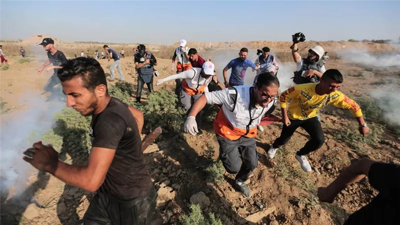 إصابة 50 فلسطينياً جراء قمع القوات الإسرائيلية لمسيرات العودة شرقي غزة