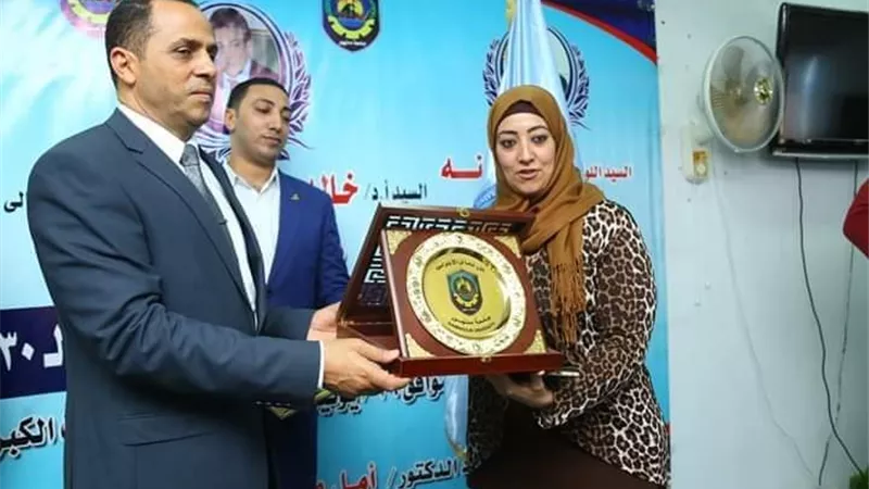 عبد العاطى يكرم الكاتبة الصحفية دعاء النجار ويهديها درع الجامعة