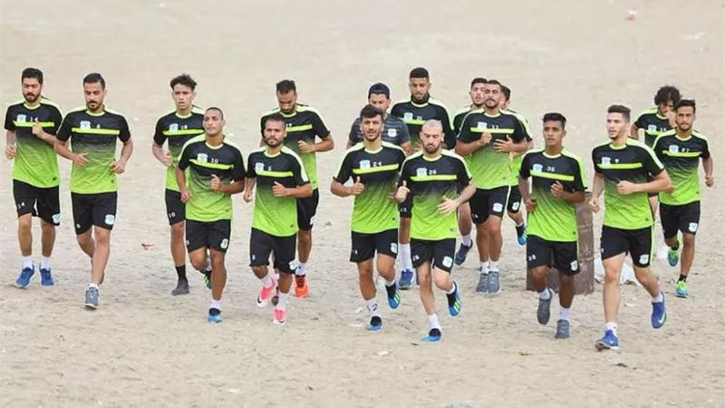 المصري يؤدي مرانه الصباحي على شاطئ البحر