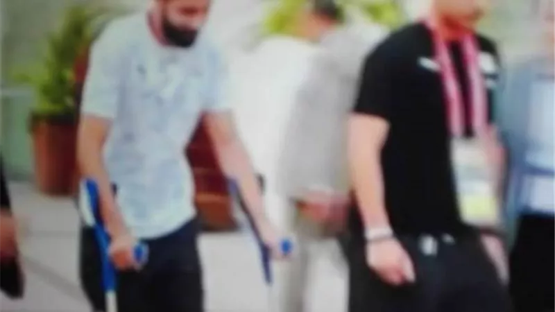 جنش يؤازر زملاءه فى مباراة اوغندا من الملعب