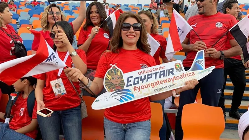 بالصور.. مصر للطيران تشارك وتشجع منتخب الفراعنة من داخل ستاد القاهره