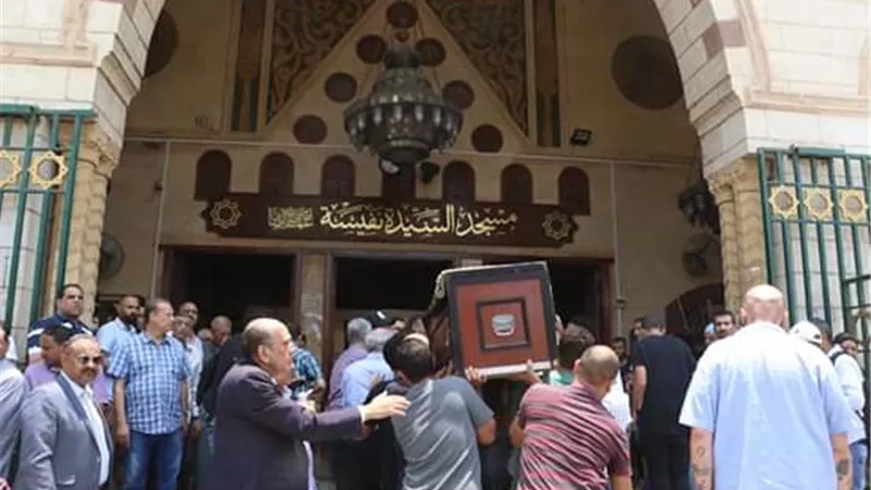 توافد الفنانين للمشاركة فى جنازة عزت ابو عوف من السيدة نفيسة