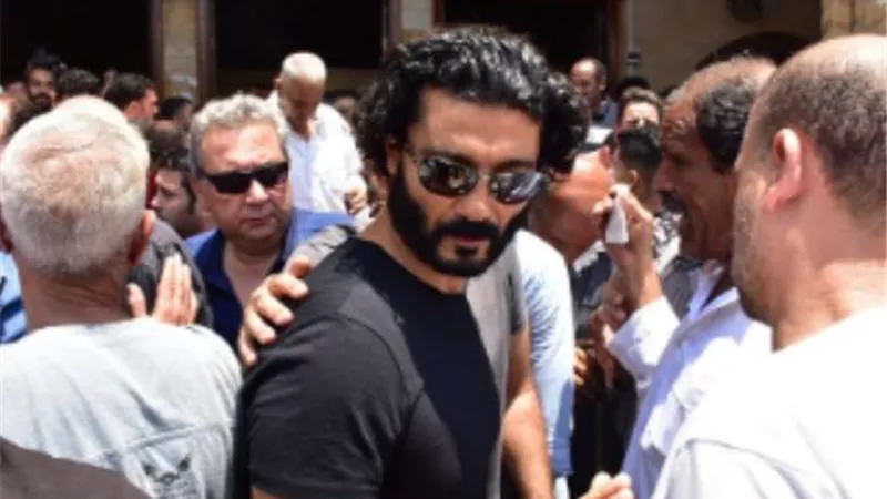 خالد النبوى والهام شاهين ويسرا اللوزي فى جنازة عزت ابو عوف .. صور