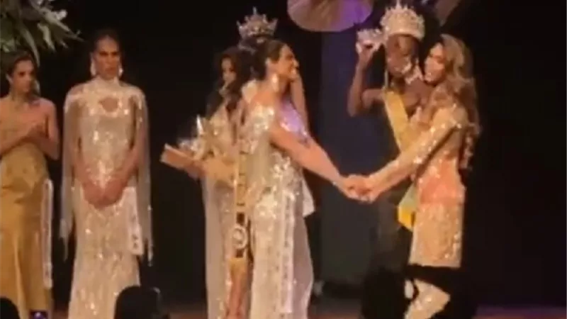 رجل يحطم تاج مسابقة ملكات الجمال لعدم فوز زوجته | فيديو