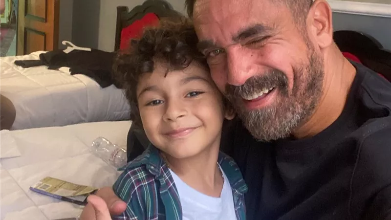 أمير كرارة يضرب نجله جان رامز 