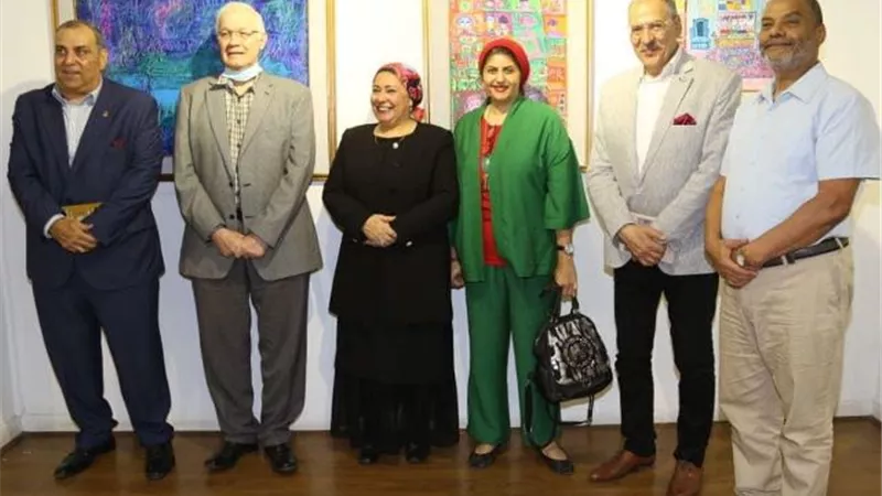 نجاح كبير لمعرض صفية القبانى نقيب الفنانين التشكيليين.. بالصور
