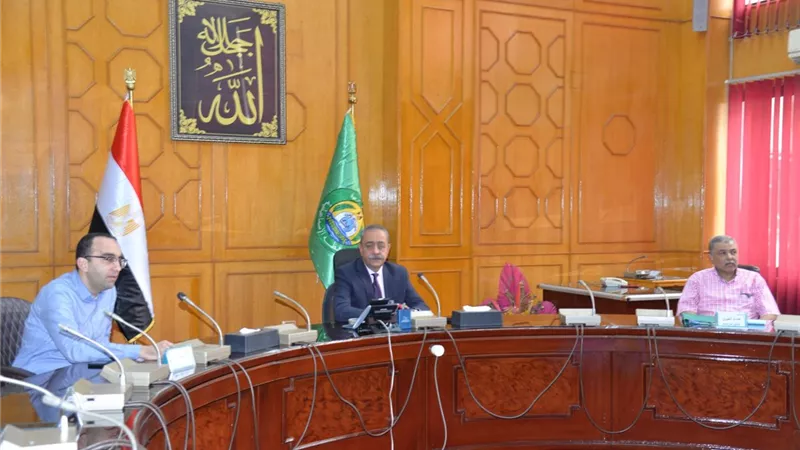 حلول جذرية لمشكلة الصرف الصحي بالقنطرة شرق