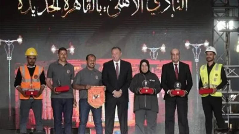 محمود الخطيب يكرم العمال المشاركين في بناء فرع الأهلي الجديد