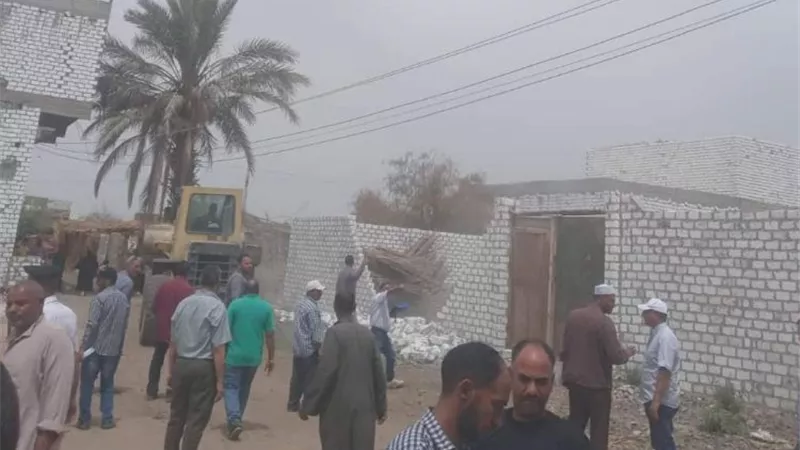 ازالة حالات تعدي بالبناء المخالف بمركز المنيا