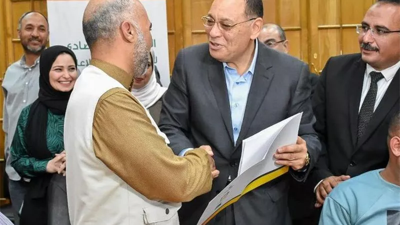 محافظ الشرقية يشهد توزيع عقود مشروعات 