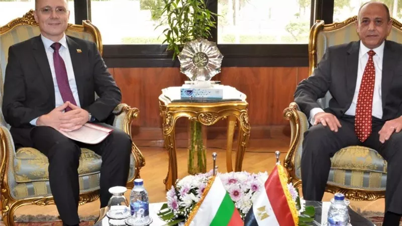 وزير الطيران يبحث مع سفير بلغاريا أوجه التعاون المشترك