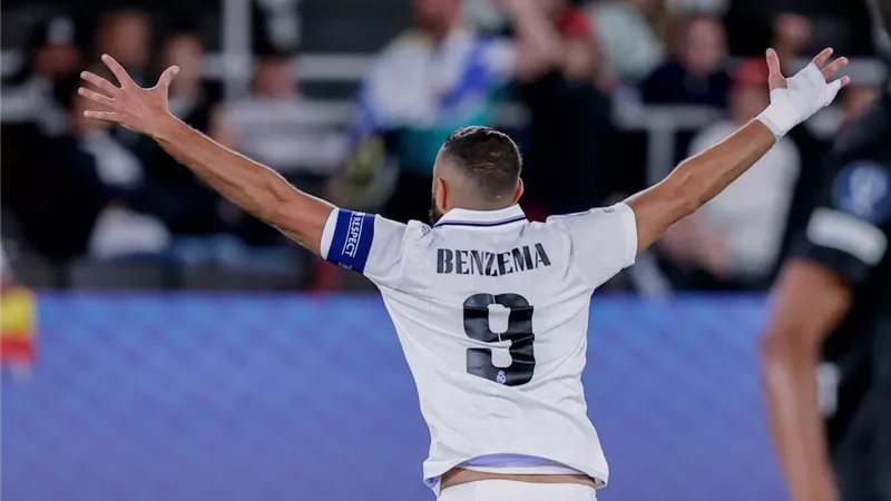 تقارير : بنزيما اتفق مع ريال مدريد على البقاء بصفوفه حتى صيف 2024