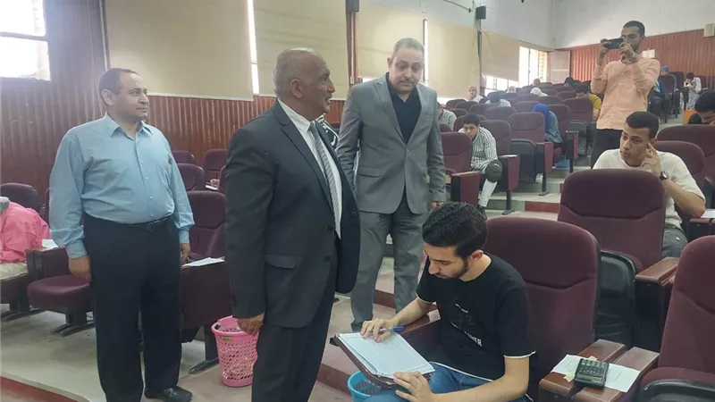 نائب رئيس جامعة الزقازيق يتفقد امتحانات كلية الطب البيطري