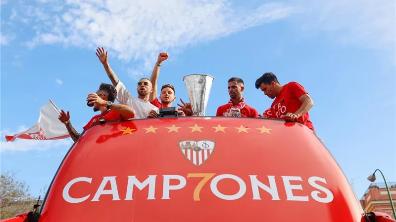 بالصور .. احتفالات نجوم إشبيلية بلقب الدورى الأوروبى