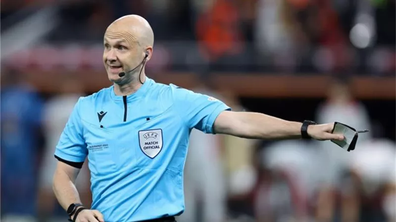 فيديو .. اعتداء جماهير روما على حكم نهائى الدورى الأوروبى