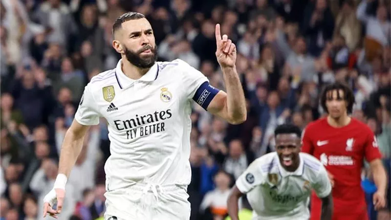 بنزيما يقرر الاستمرار فى ريال مدريد موسمًا إضافيًا