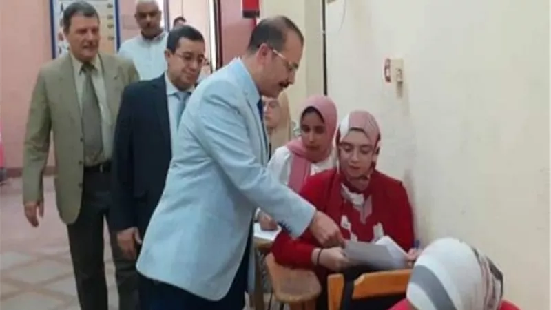 نائب جامعة بنها لخدمة المجتمع يتابع سير الامتحانات بكلية الحقوق