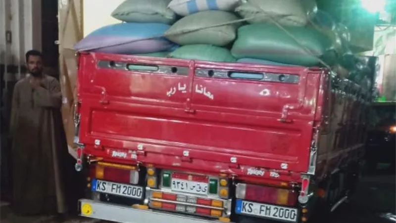 ضبط سيارة نقل بقرية بني عدي بمنفلوط محملة بـ 57 طن قمح قديم