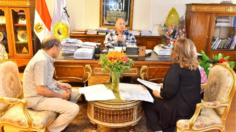 محافظ أسيوط يناقش مشروعات الطرق والرصف بالخطة الاستثمارية