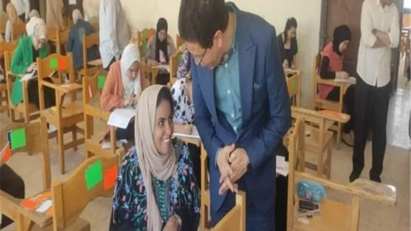 نائب رئيس جامعة بنها يتابع سير الامتحانات بكلية التربية