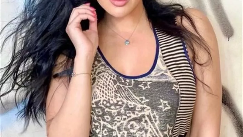 كريم فهمي يهاجم رواد السوشيال بعد السخرية من اعتزال ميرهان حسين