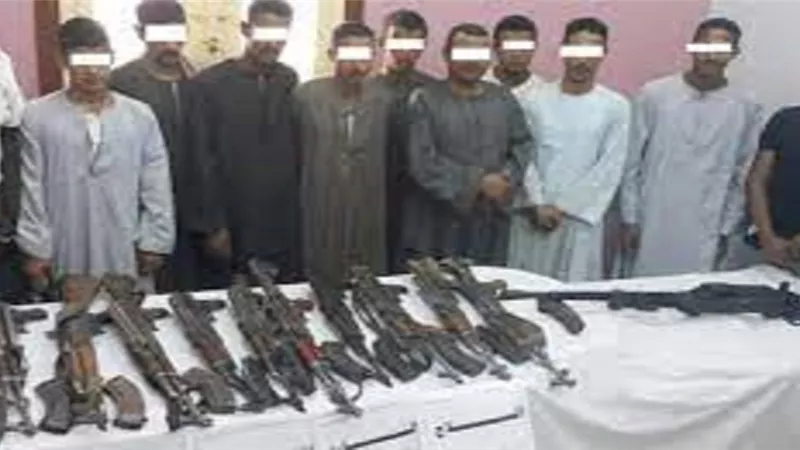 ضبط 11 متهمًا و15 قطعة سلاح ناري بسوهاج