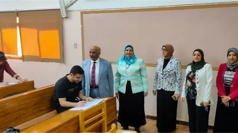 نائب رئيس جامعة الزقازيق يتفقد الامتحانات بكلية الصيدلة