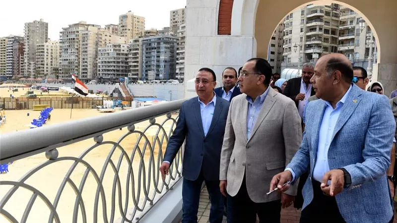 رئيس الوزراء يتفقد محطة الصب الجاف بميناء الدخيلة بالإسكندرية