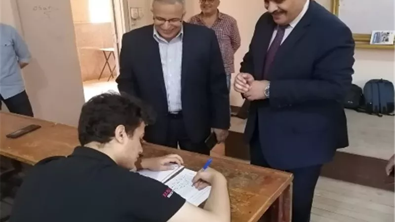 نائب رئيس جامعة بنها يتابع سير الامتحانات بكليتي الآداب والعلوم
