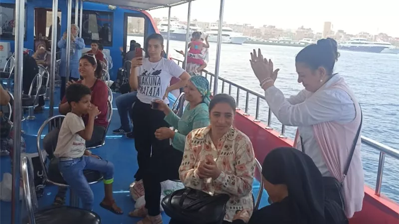 رحلة ترفيهية بحرية بالغواصة لمرضى الأورام بمستشفى الغردقة العام
